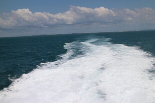 船行海面留下白色航迹