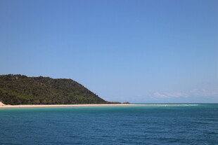 碧海蓝天旁的海岸风光