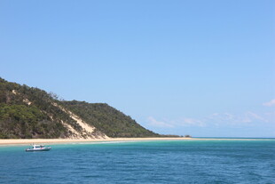 碧海青山间的美丽海岸线