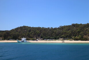 海滨美景 船只停靠沙滩