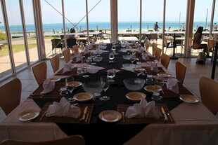 海景餐厅内的精致餐桌布置