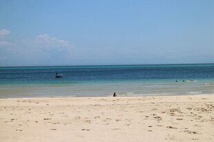 宁静海滩 碧海蓝天美景