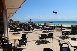 海边露天休闲餐饮区