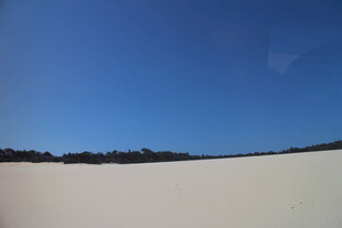 广阔雪野与蓝天