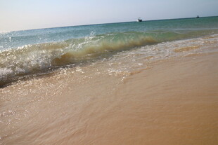 海边沙滩上的翻涌浪花