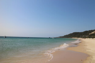 美丽沙滩与清澈海水景观