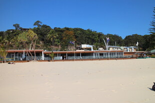 海滨沙滩旁的多彩建筑