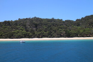 碧海蓝天中的静谧海岸