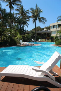 热带泳池旁的休闲躺椅