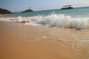 金色沙滩海浪与远海之景