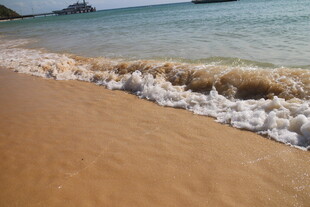 金色沙滩上的海浪