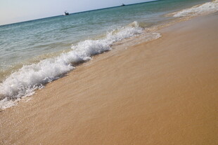 金色沙滩海浪轻拍