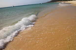 海浪轻拍沙滩的美丽景致