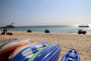 沙滩上多彩皮划艇与海景