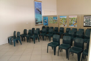 室内整齐摆放的黑色座椅