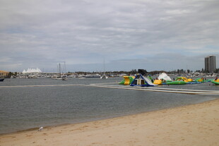 海滨水上娱乐设施场景