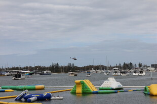 海滨码头的多彩水上设施