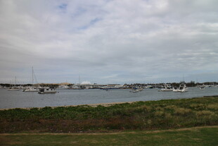 海滨风光 停泊船只的宁静水域