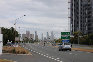 城市道路上的车辆与高楼