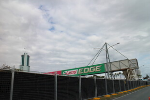 户外广告牌与围栏场景