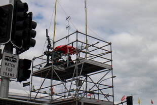 工人搭建舞台灯光架