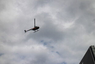 空中飞行的直升机