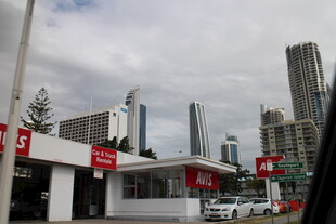 城市加油站与高楼景观