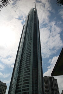 摩天大楼耸立于蓝天白云下