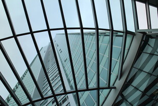 现代玻璃建筑外观