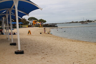 海滨沙滩遮阳伞休闲场景