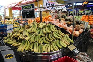 超市内摆放的新鲜香蕉