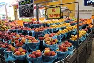 缤纷水果摆满摊位