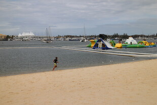 海滨沙滩上的休闲场景