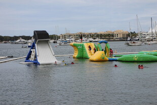 水上充气游乐设施在湖面
