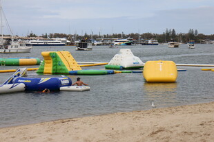 水上充气游乐设施在岸边