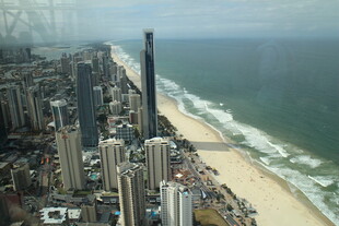 海滨城市高楼与沙滩景观