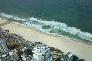 俯瞰城市旁的美丽海岸线