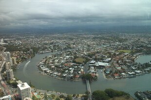 城市河畔鸟瞰景观
