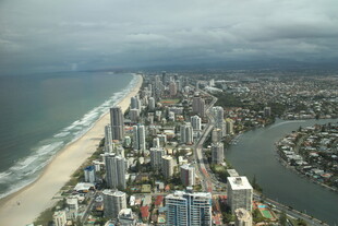 俯瞰繁华的海滨城市景观