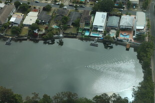 俯瞰滨水城镇景观