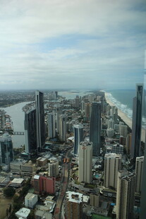 俯瞰城市与海岸景观