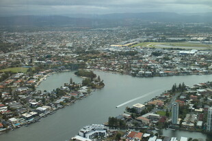 城市河畔鸟瞰景观