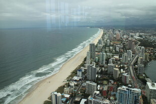 俯瞰城市与海滨美景