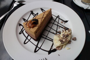 美味焦糖蛋糕配冰淇淋