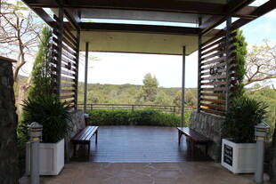 户外木质凉亭休憩空间