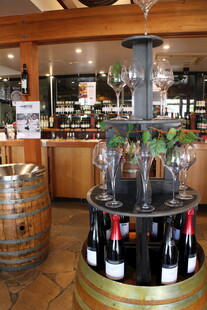 酒窖内的精美葡萄酒陈列