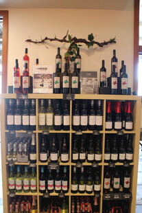 摆满美酒的酒架