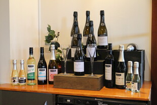 多样葡萄酒陈列展示