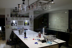 现代风客厅中的长桌与装饰