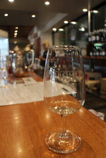 餐厅内的精致高脚酒杯